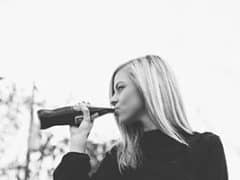 Vrouw drinkt cola