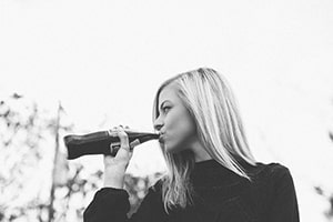 Vrouw drinkt cola