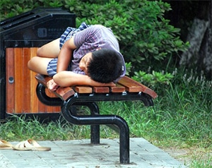 Slapen op een bankje