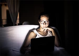 Vrouw studeert midden in de nacht