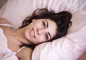 Vrouw met make-up in bed