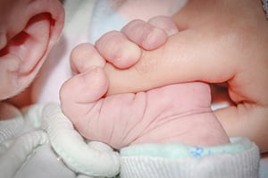 Slapende baby vinger vasthouden