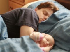 Vader snurkt in bed met een baby