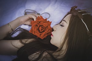 Slapende vrouw met roos