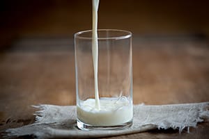 Helpt het drinken van warme melk je ècht sneller in slaap te vallen?