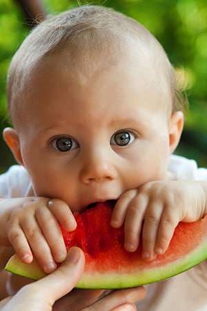 Baby eet meloen